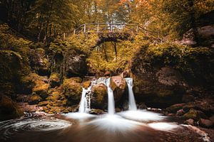 Cascade Schiessentümpel à Müllerthal, Luxembourg en couleurs d'automne