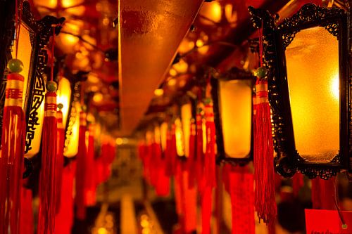 Lantaarns in tempel Hong Kong van Gijs de Kruijf