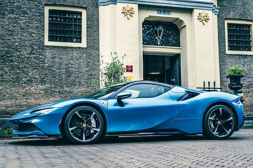 Ferrari SF90 sportwagen in lichtblauw