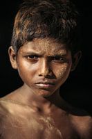 Portret van een kind in de houtzagerij