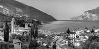 Blick auf Torbole am Gardasee in Oberitalien. Schwarzweiss Bild.