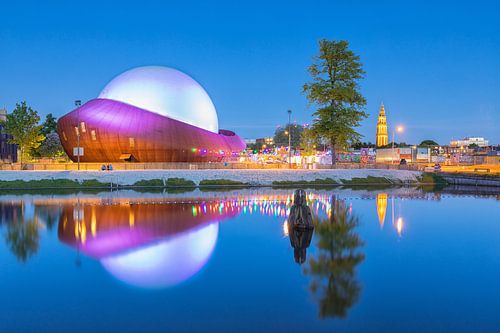 Restaurant DOT in Groningen na zonsondergang.