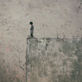 Kind op steen van Esther Wijntje