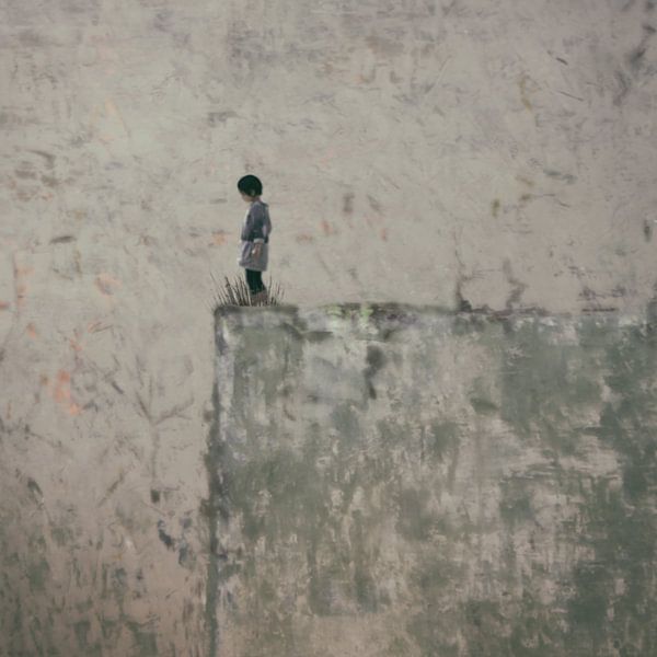 Enfant sur une pierre par Esther Wijntje
