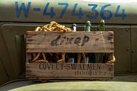 Vintage kratje DIXAP op gerestaureerde legertruck uit 2e Wereldoorlog
