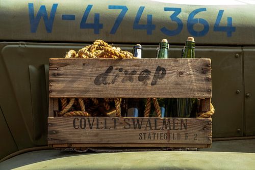 Vintage kratje DIXAP op gerestaureerde legertruck uit 2e Wereldoorlog