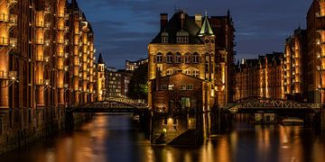 Hamburg Speicherstadt in de avond van Albert Mendelewski