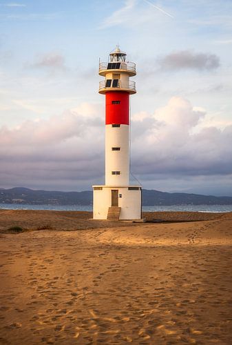 Le phare de la plage d'El Fangar au coucher du soleil, Deltebre, Catalogne