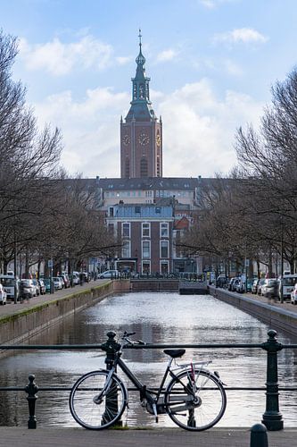 Typische und ikonische holländische Grachtenansicht auf die St. Jakobskirche