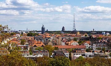 Leipzig - Panorama Skyline: Uitzicht over de wijk Connewitz naar het Monument voor de Volkerenslag van Frank Herrmann