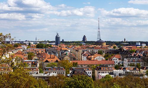 Leipzig - Panorama Skyline: Uitzicht over de wijk Connewitz naar het Monument voor de Volkerenslag