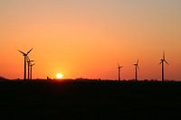 Zonsondergang tussen windmolens