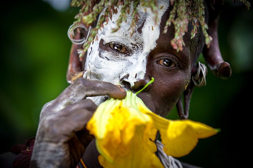 Frau mit Blume par Miro May