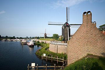 De haven met de twee molens aan de Bergsche Maas in Heusden van Wim Aalbers