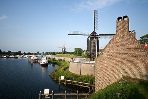 De haven met de twee molens aan de Bergsche Maas in Heusden