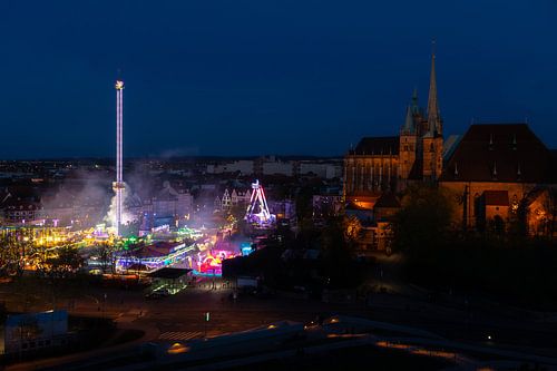 Le printemps dans la vieille ville d'Erfurt la nuit – La place de la cathédrale, entre le Domberg et le Lichtraum sur Mixed media vector arts