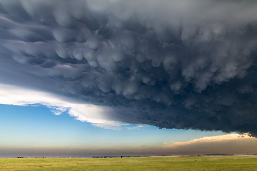 Mammatus wolken boven Kansas von Donny Kardienaal