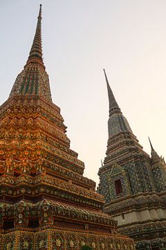 Derde zicht op twee stoepa's tegen de hemel bij Wat Pho van kall3bu