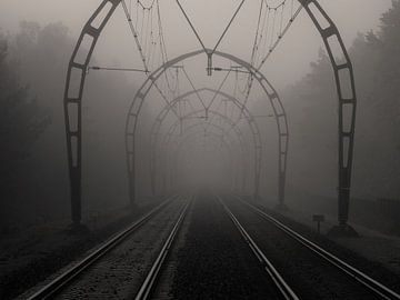 Oude treinportalen in de mist vlakbij Hilversum in Nederland van Robin Jongerden