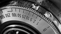 Detail van sluitertijd ring op vintage camera