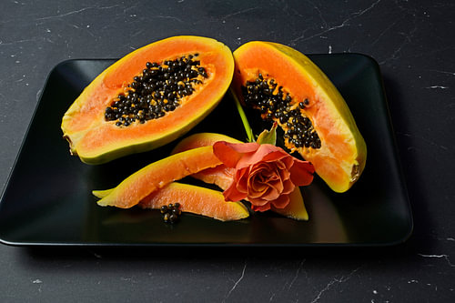 gesneden papaya fruit met zwarte zaden