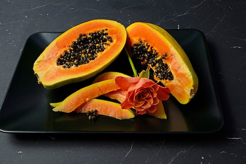 in Scheiben geschnittene Papaya-Frucht mit schwarzen Kernen von Babetts Bildergalerie