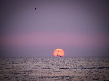 Zeilboot perfect uitgelijnd aan de zon van Pascal Raymond Dorland
