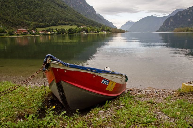Boot aan het Idromeer in Italie van Remco Swiers