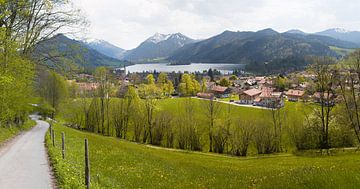 kleine weg naar beneden naar het toeristenoord Schliersee, mooie bron l van SusaZoom