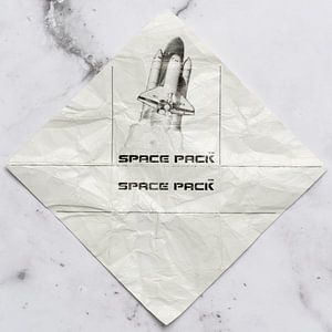 Gnome post Space Pack auf Marmor