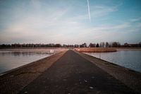 Prachtige zonsondergang met weerspiegeling op het zand