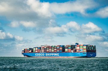 Containerschip van COSCO SHIPPING verlaat de haven van Rotterdam van Sjoerd van der Wal