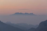 Berg abzeichnenden aus dem Morgennebel