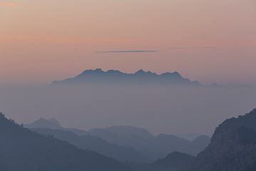 La montagne qui se dessine dans le brouillard du matin