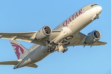 Departing Qatar Airways Boeing 787-8 Dreamliner. by Jaap van den Berg