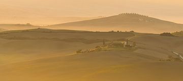 Toscaans landschap tijdens de zonsopkomst van Damien Franscoise