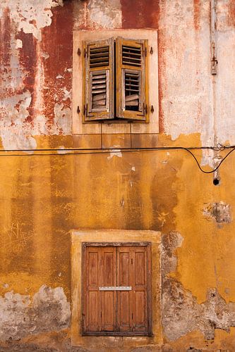 Vieux mur en ocre et rouge.