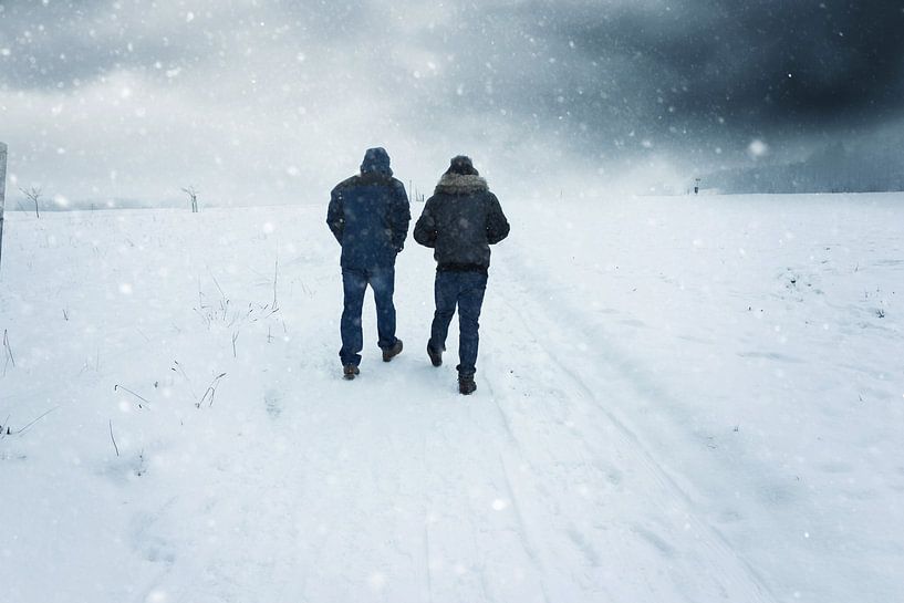 Gezamenlijke wandeling in de sneeuwvlaag van Besa Art