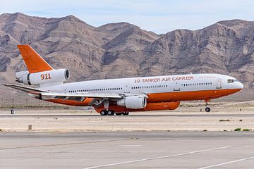 Landing McDonnell Douglas DC-10 blusvliegtuig. van Jaap van den Berg