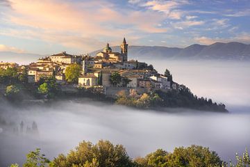 Das Dorf Trevi an einem nebligen Morgen. Umbrien, Italien