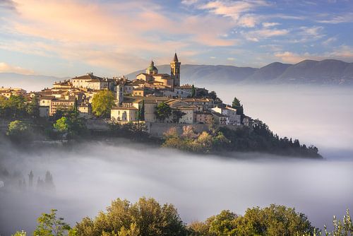 Trevi-dorp in een mistige ochtend. Umbrië, Italië