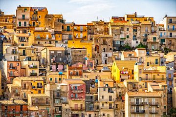 Vue de la ville de Centirupe en Sicile, Italie. sur Ron van der Stappen