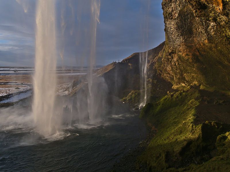 Seljalandsfoss - derrière la chute d'eau par Timon Schneider