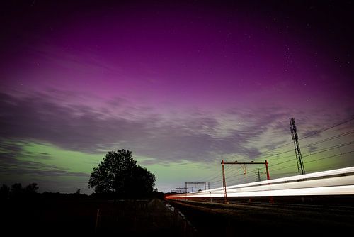 Noorderlicht boven het spoor bij Hoogeveen