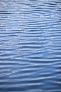 Abstract water rimpels in blauw - natuur en reisfotografie van Christa Stroo fotografie