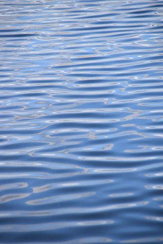 Ondulations d'eau abstraites dans un canal.