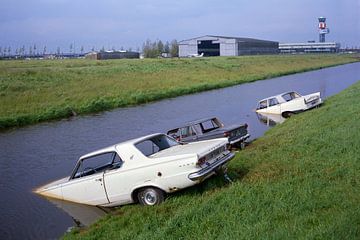 Auto te water 1960 van Roel Dijkstra
