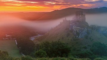 Zonsopkomst Corfe Castle, Dorset, Engeland van Henk Meijer Photography