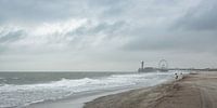 De pier en het strand van Scheveningen tijdens een storm van MICHEL WETTSTEIN thumbnail