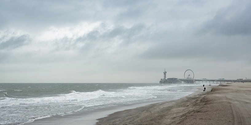 De pier en het strand van Scheveningen tijdens een storm van MICHEL WETTSTEIN